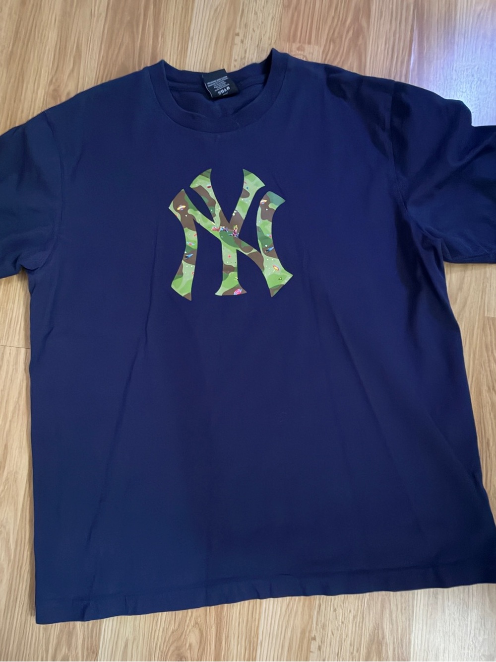 New Era Navy T‑Shirt with Green Camo NY Yankees Logo - Picture 4 of 7
